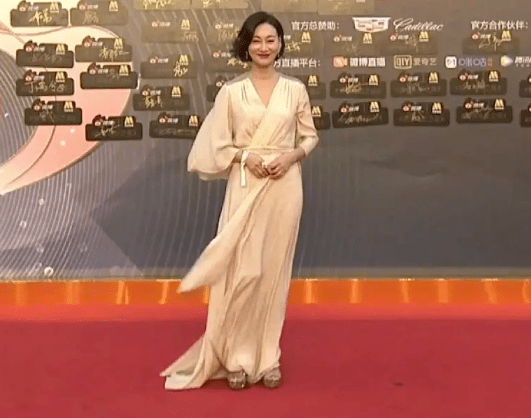 短发|中年女星红毯图鉴：52岁陶红性感敢穿，吴越短发温柔，陈数女王范