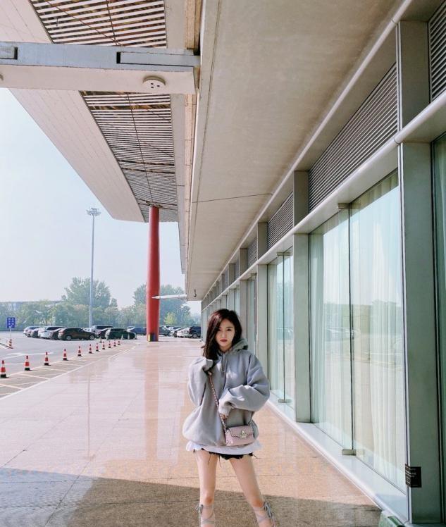 青春|?吴宣仪带火了一种穿法，叫“卫衣+丝袜”，青春时髦中带着潮酷风