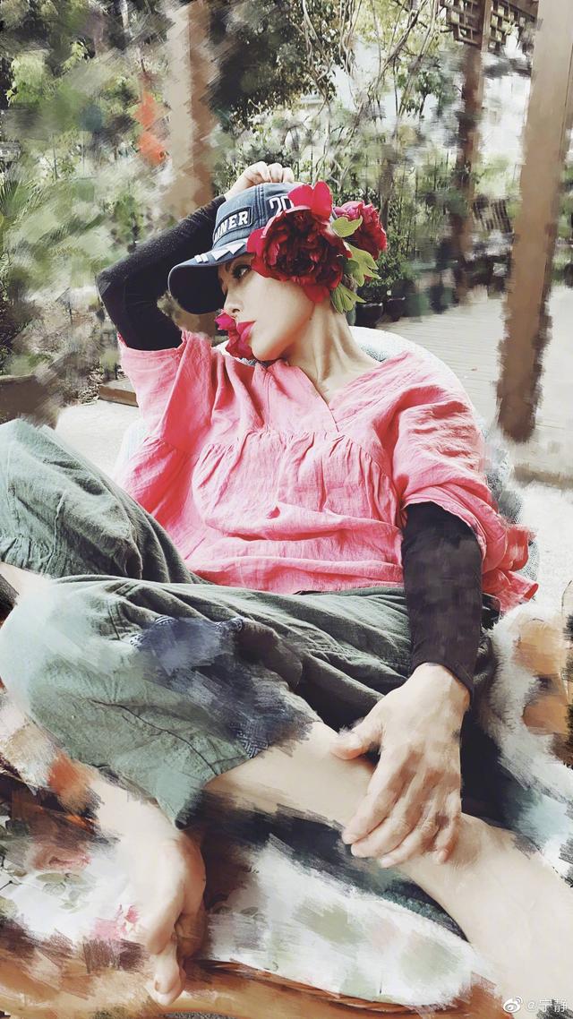 颜也|48岁宁静利落干练,二八分短发+薄荷绿内衬,姐就是这么霸气