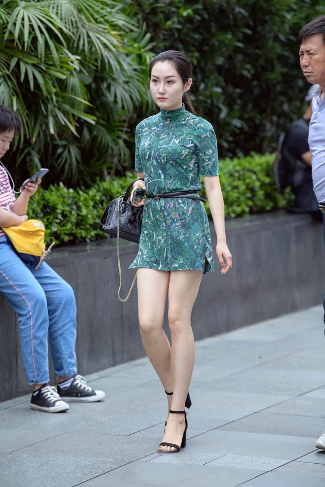 黑色|青色碎花直筒裙，中领的设计非常显气质，轻松打造出靓丽减龄的美
