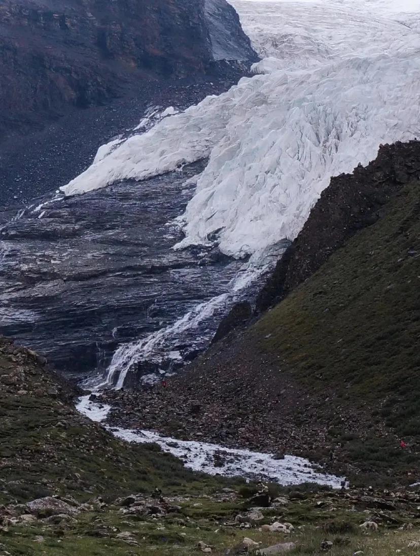 图源@冰皮乐饼卡若拉冰川像是静静梳妆的美人在群山之中默默远眺冰雪