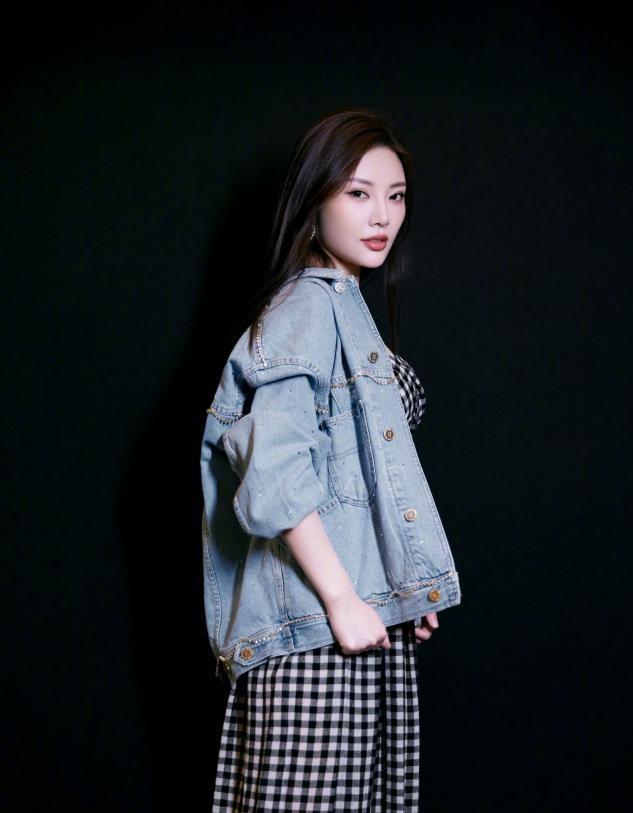 大腿|?徐冬冬晒最新写真,裙子短到大腿根,配黑色皮衣又酷又惹眼