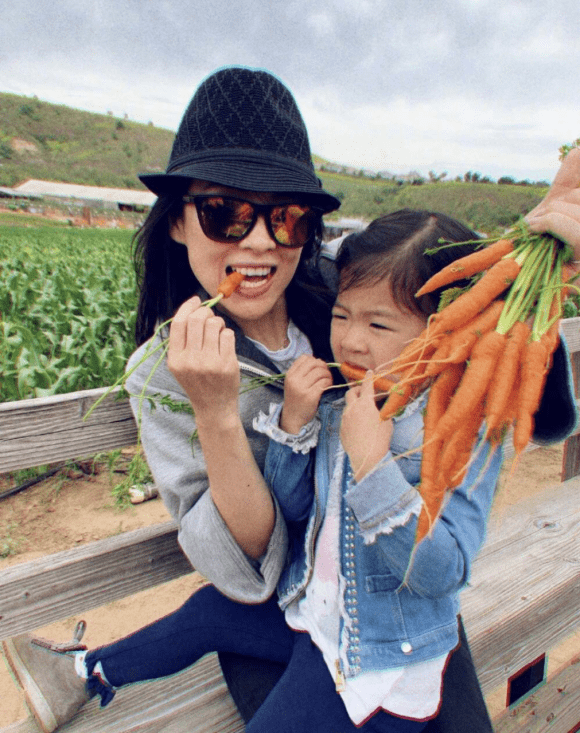 设计|章子怡女儿好洋气，才5岁就穿2400元吊带裙，富贵十足难掩可爱范