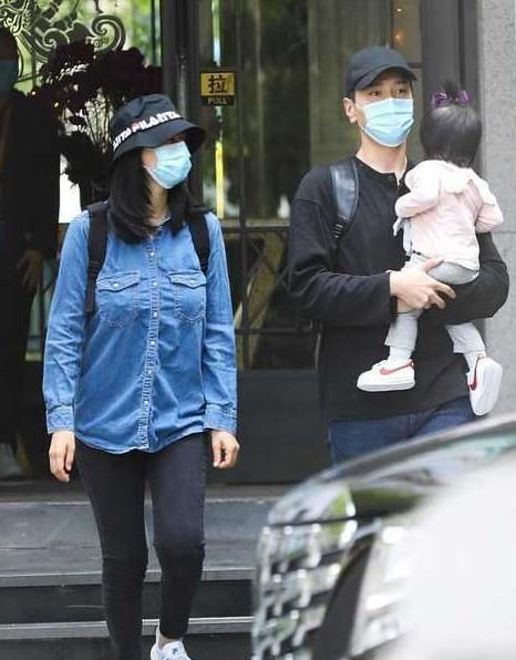 对比|高圆圆穿连体工装裤，气质还很清纯，但现实中就是这样的大妈臀！