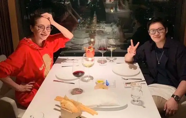 感觉|恬妞穿红卫衣好潮啊，但她不假没打针修图，油光下垂的脸很真实！