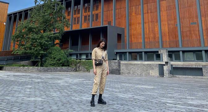 大头鞋|高圆圆路边营业状态好!穿连体裤配大头鞋,累路边休息难掩小细腿