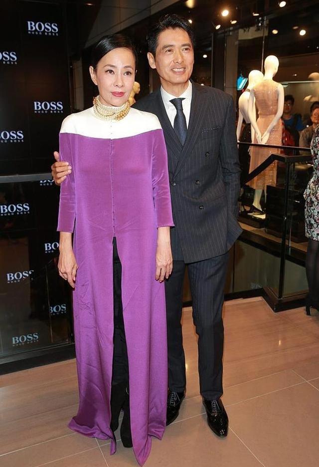 颜色|周润发老婆真保守，穿开叉裙还内搭秋裤，端庄得体难怪发哥会着迷？