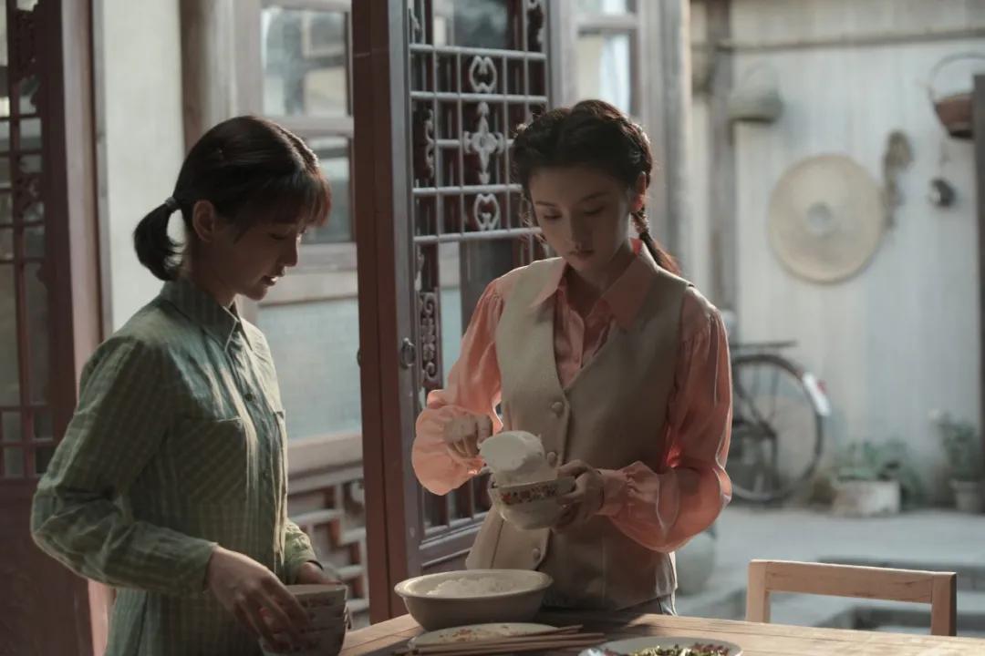 白女士|被称内娱95花颜霸的她，靠港风造型再次惊艳网友：太绝了！