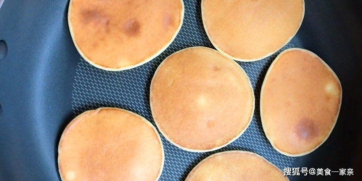 做法|早餐教你做酸奶饼，不用放油，做出来松软酸甜，营养又健康