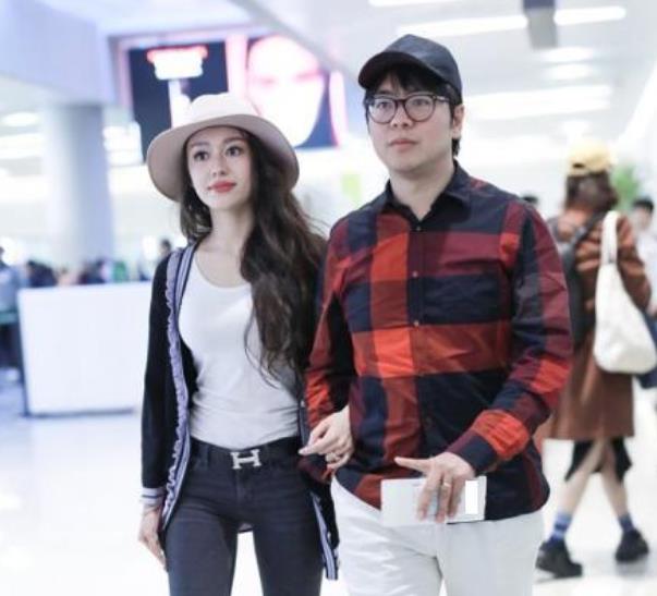 身材|吉娜带着婆婆现身机场,大眼睛加上高挑身材,美得像芭比娃娃一样