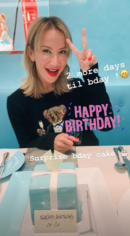 下巴|李玟晒45岁生日照，光靠染黄发扮嫩不行啊，皮肤老的好真实！