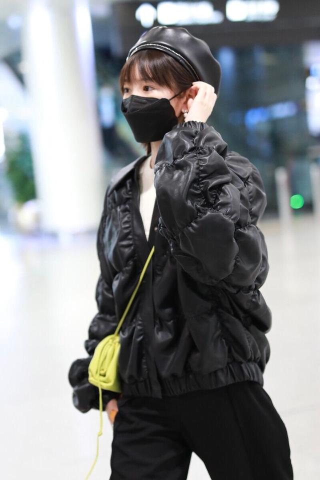 黑色|毛晓彤把黑色羽绒服穿“火”了，内搭白T恤随性舒适，真时髦