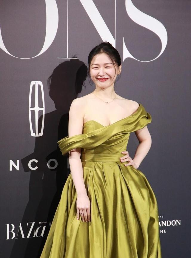 金靖|一向搞笑的金靖穿性感礼服，摆出酷脸造型似换了个人，像气质美女