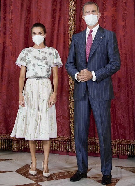 国王|西班牙国王夫妇同框营业！莱后竟然穿婆婆的旧裙，扎高马尾太嫩了