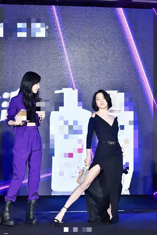 好身材|小S辣妈不好当,带女儿出席活动忙着摆pose,女儿腿长不输气场?