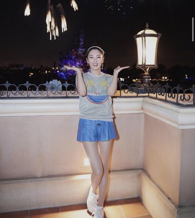 张雨绮|张雨绮去迪士尼玩，穿灰色T恤配短裤好嫩啊，说她是高中生我也信