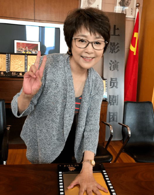 黑色|63岁的张瑜气质真优雅，穿修身连衣裙配短发，又成大了婶们的典范！