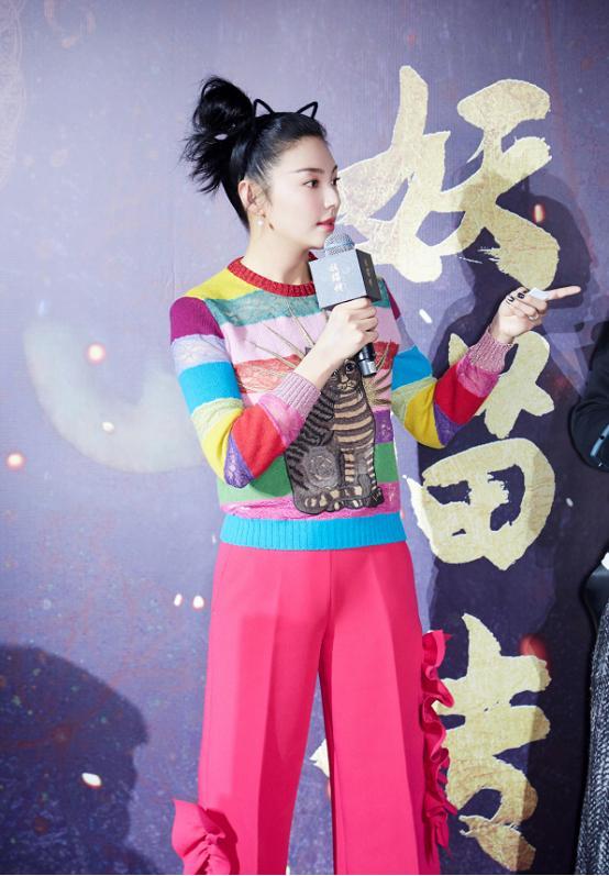 一身|张雨绮穿“彩虹色”抢镜,一身搭配粉粉嫩嫩,看不出真实年纪