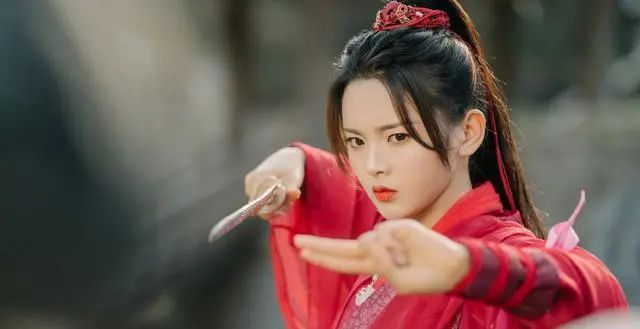 当红|杨超越身穿复古娃娃领黑色连衣裙！雪肤玉貌太性感撩人