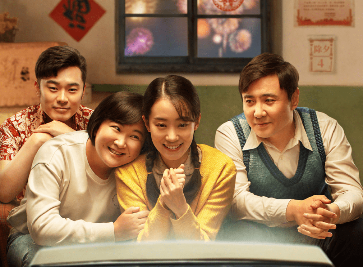 张小斐|张小斐罕见晒自拍,一身休闲装配微卷发好显嫩,身价暴涨依然低调