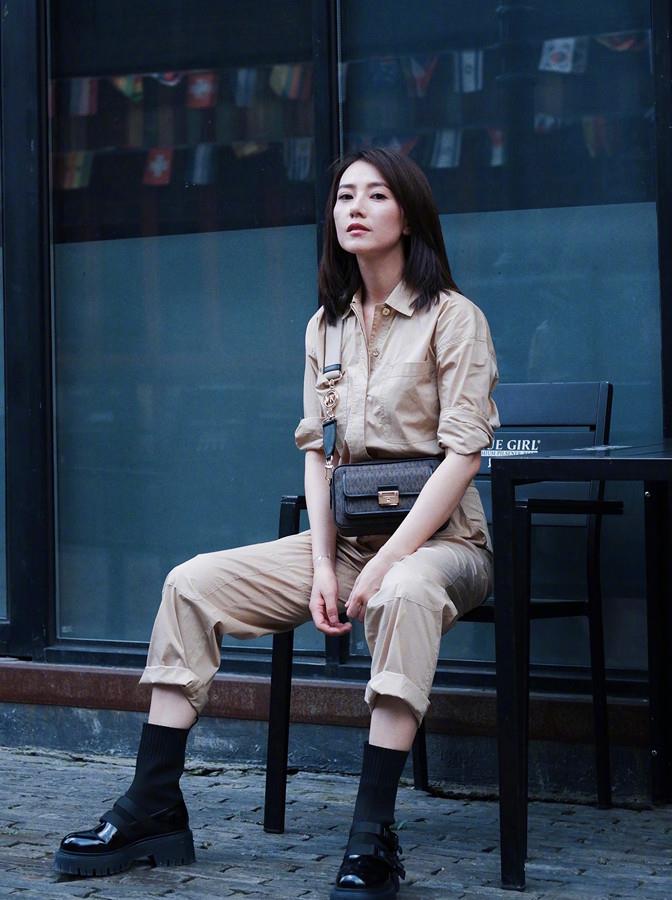 大头鞋|高圆圆路边营业状态好!穿连体裤配大头鞋,累路边休息难掩小细腿