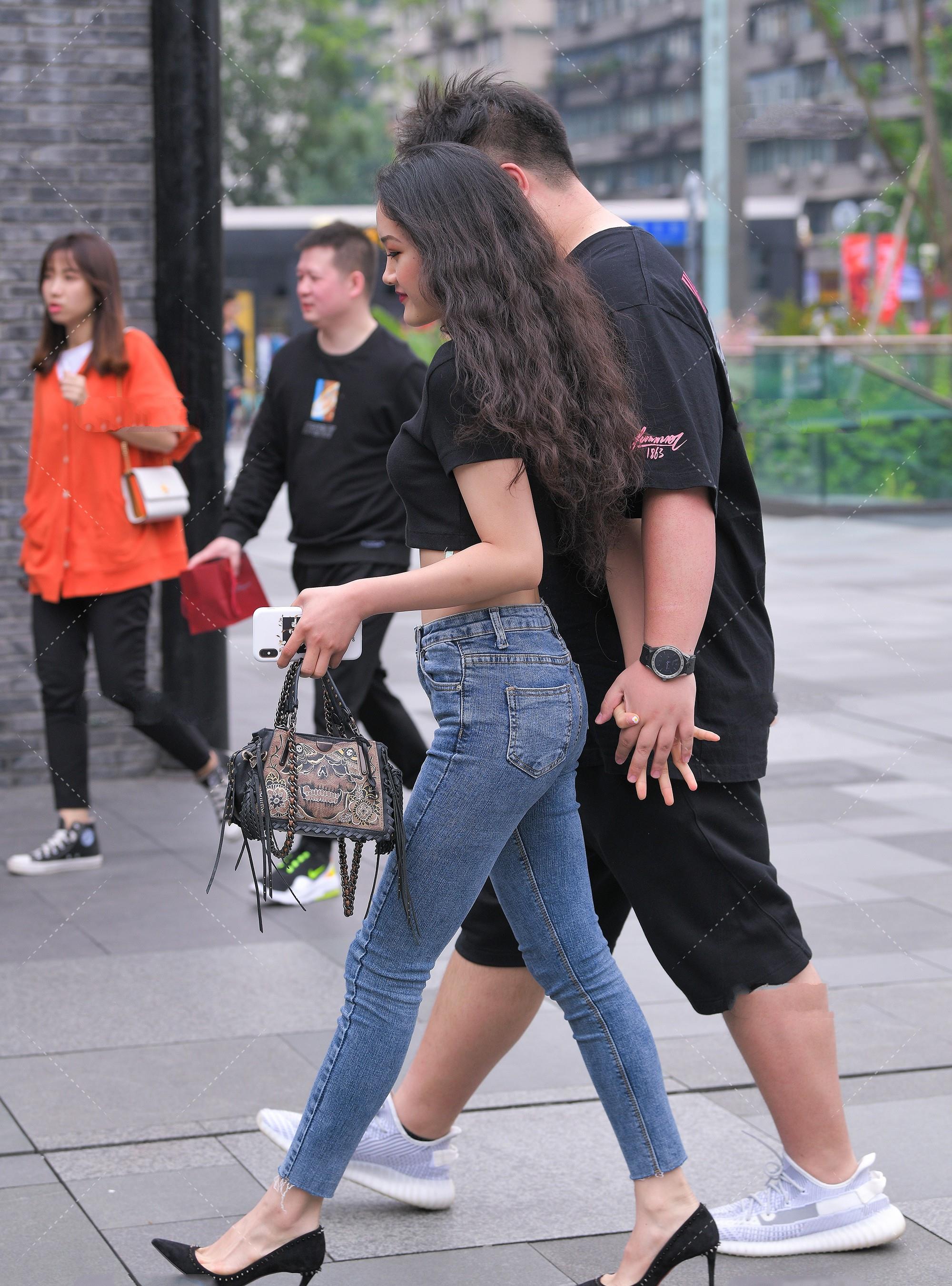 设计|黑色小款T恤，搭配深蓝色修身牛仔裤，炫酷十足
