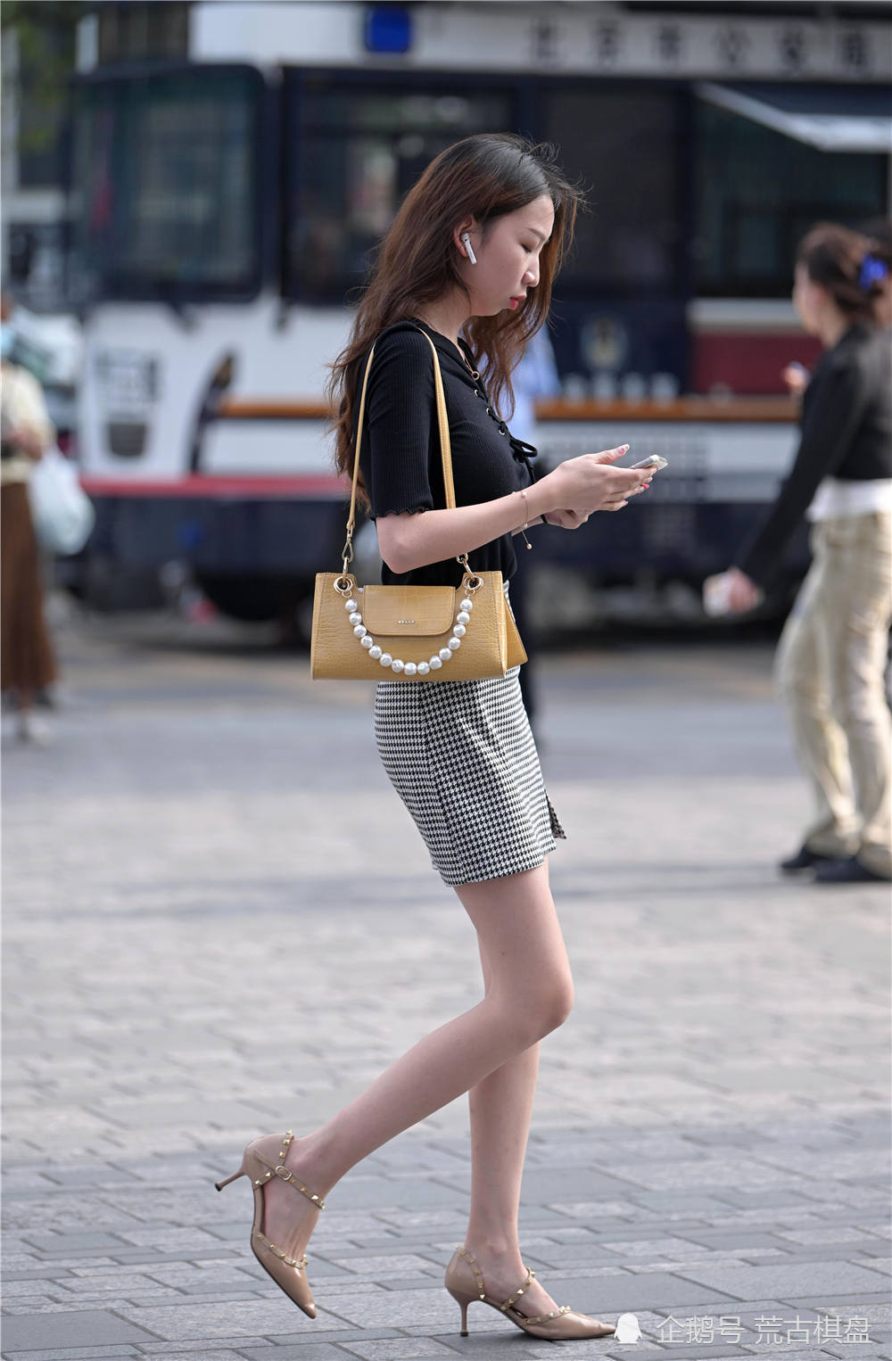 街区|时尚街区的姑娘，搭配中不能缺少一双尖头细跟鞋，美就要随心所欲