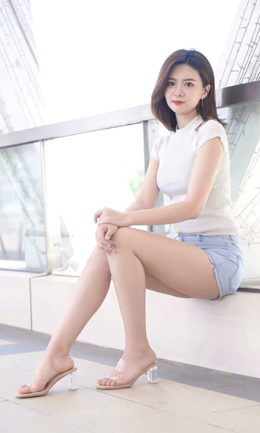 身材|时尚清凉的搭配,牛仔短裤配高跟水晶凉鞋,优雅大方漂亮