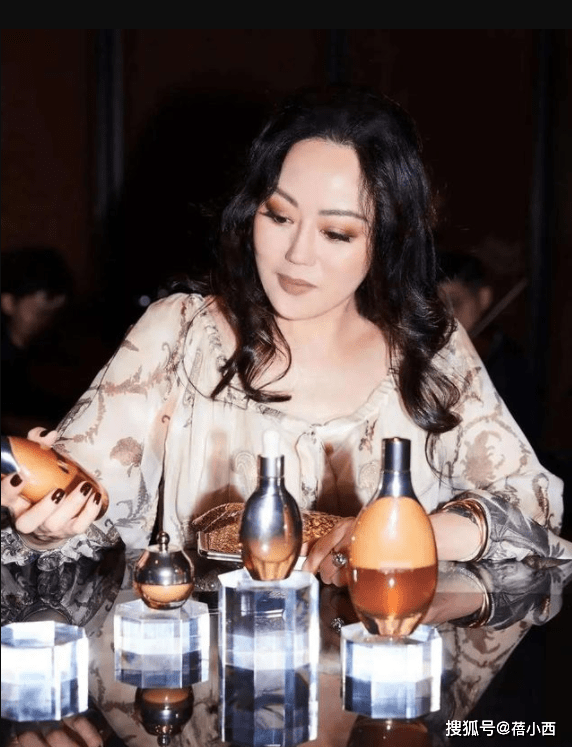 贵妇|章小蕙就算低调也满身尤物气场,穿印花裙配长卷发,妥妥的贵妇感