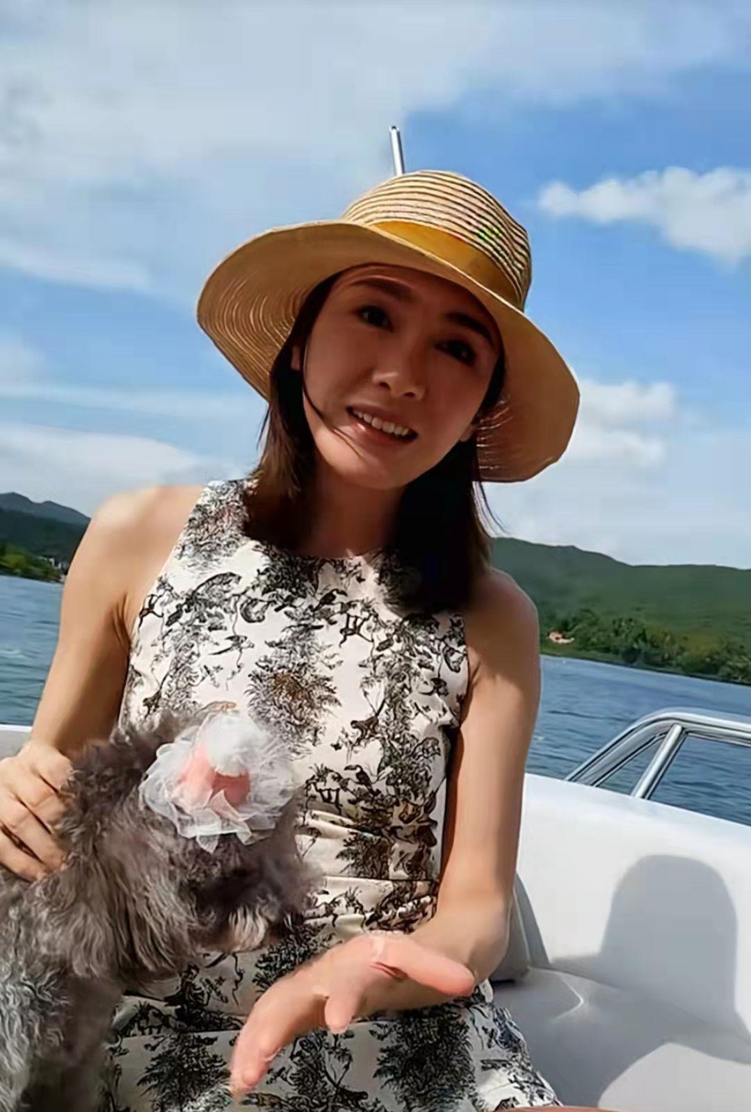 身材|黎姿度假照也很有风情，头戴遮阳帽好显嫩，看着真不像快50的人