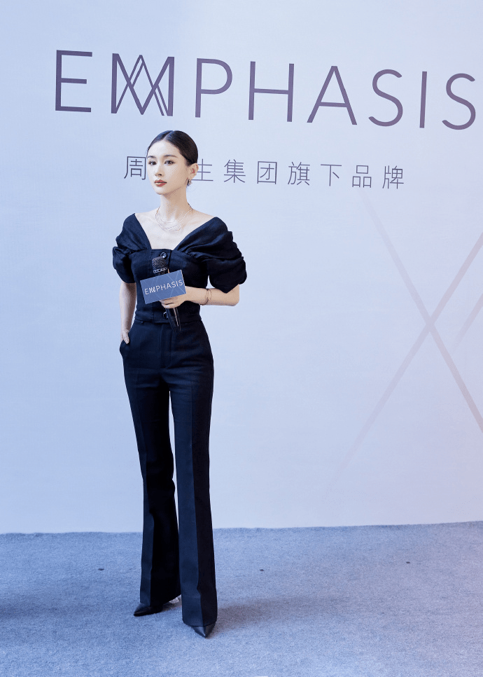 小个子|王子文跟小鲜肉恋爱后尺度更大了！穿挂脖露背裙亮相，真不怕走光？