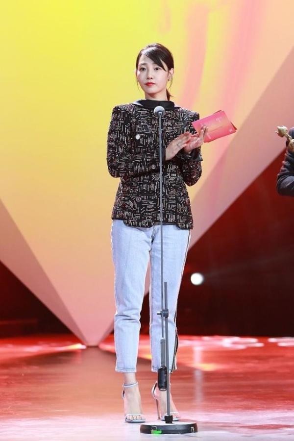 显得|白百何真会博眼球!“反穿”西装走红毯,看似奇怪,却意外时尚