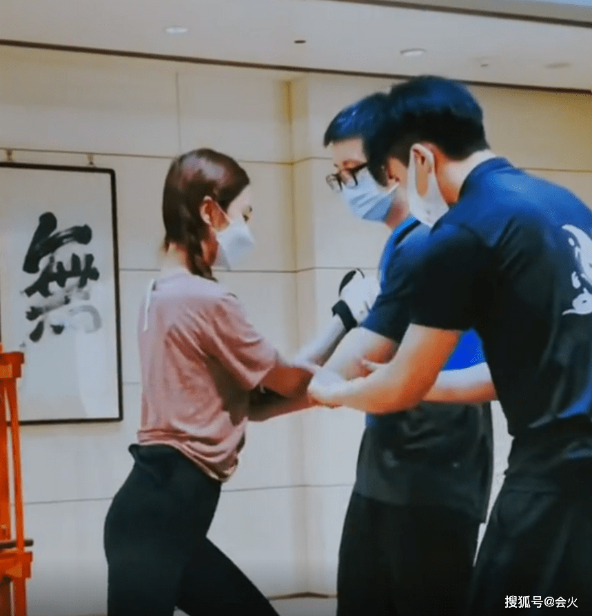 著名女演员阿尔菲练拳受伤!手指全是血 双手破皮很苦恼