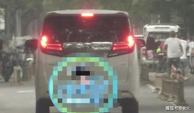 男子|白百何与男子吃饭被拍！裹外套手拿保温杯，一旁帅哥颜值高肌肉壮