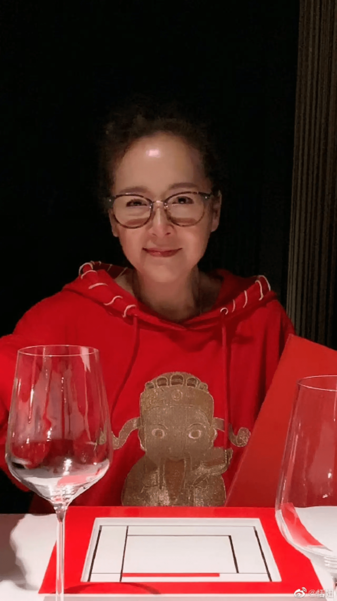 感觉|恬妞穿红卫衣好潮啊，但她不假没打针修图，油光下垂的脸很真实！