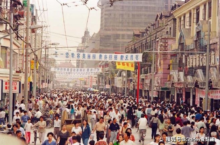 曾是上海三大商业街之一，与南京路齐名，如今止不住的落寞冷清