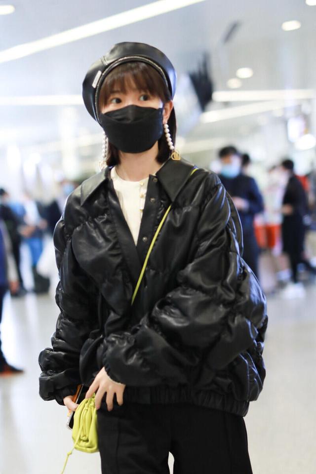 黑色|毛晓彤把黑色羽绒服穿“火”了，内搭白T恤随性舒适，真时髦