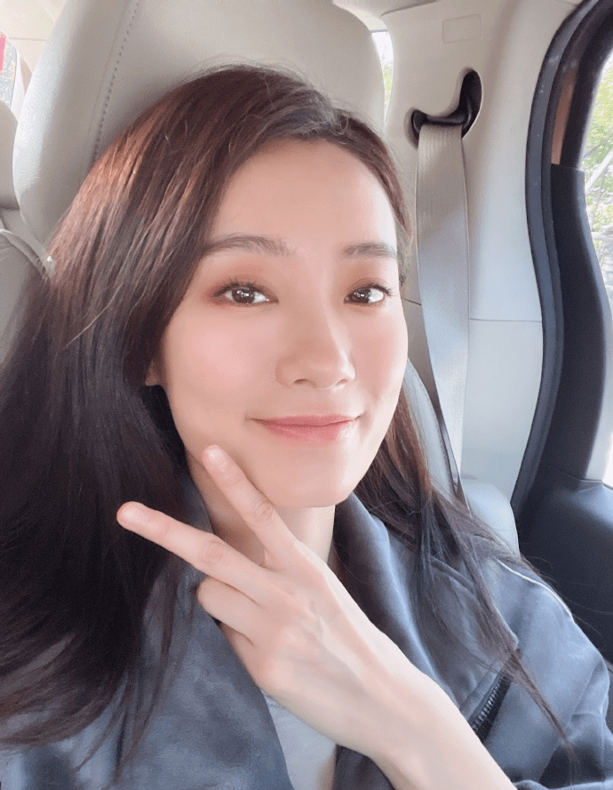 张小斐|张小斐罕见晒自拍,一身休闲装配微卷发好显嫩,身价暴涨依然低调