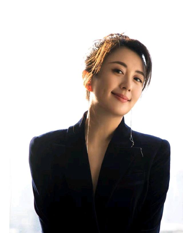 光泽感|真佩服杨童舒的气质感，穿宝蓝色天鹅绒西装干练优雅，端庄稳重