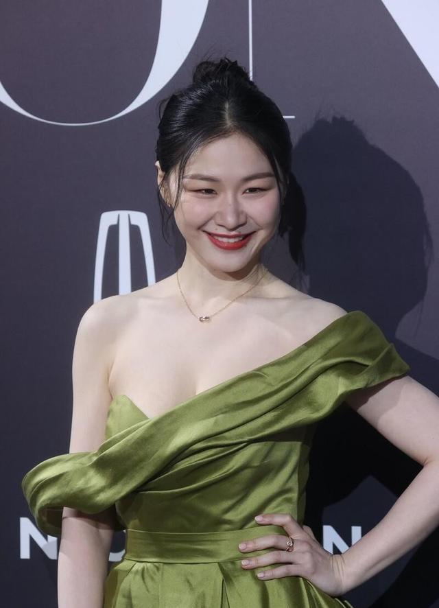 金靖|一向搞笑的金靖穿性感礼服，摆出酷脸造型似换了个人，像气质美女