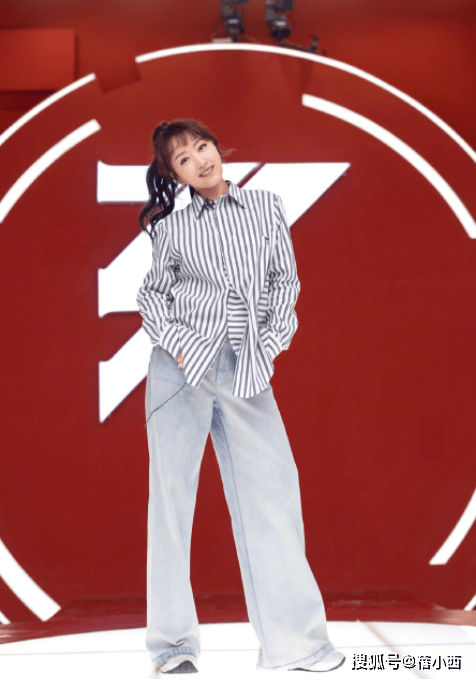 条纹|50岁的杨钰莹到了大婶的年纪，却还是少女身材，穿得时髦又减龄