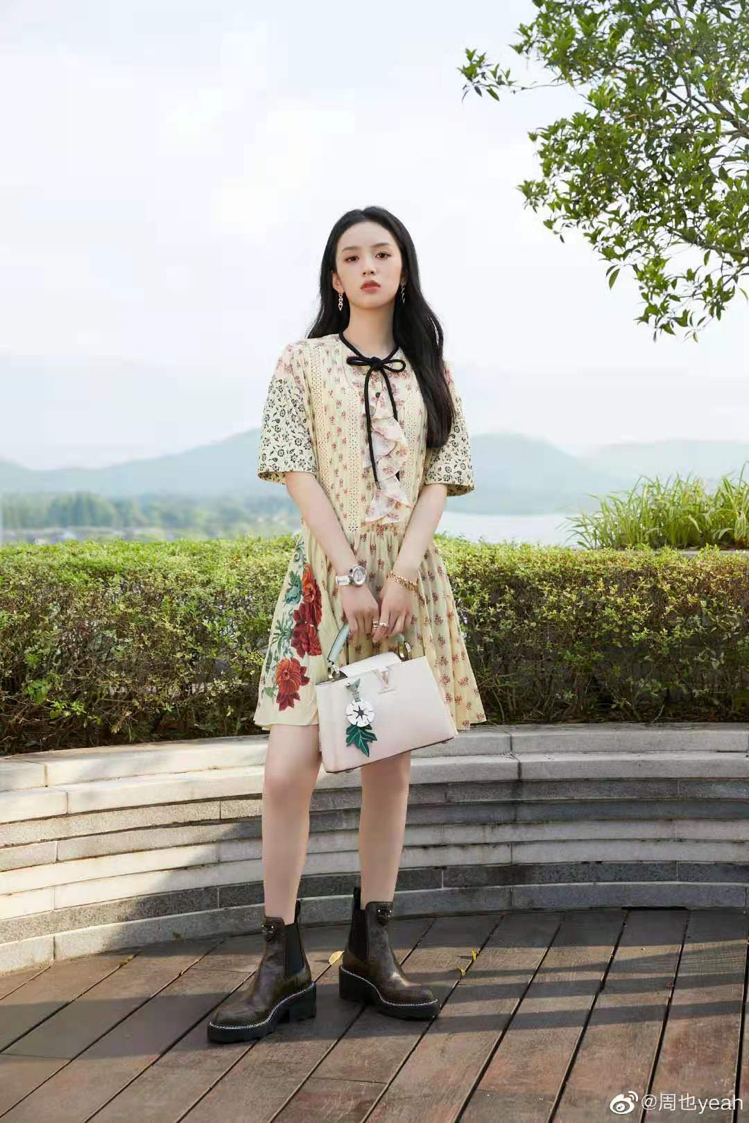 距离感|周也小公主气质清冷，女神范十足，不愧是时尚达人，令人见之忘俗