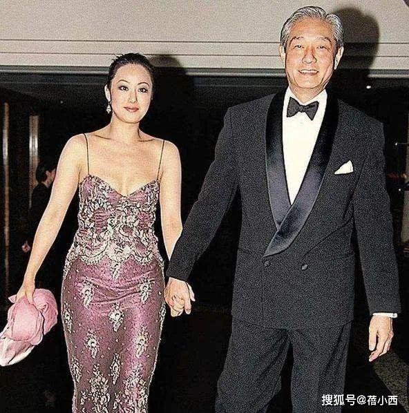 贵妇|章小蕙就算低调也满身尤物气场,穿印花裙配长卷发,妥妥的贵妇感