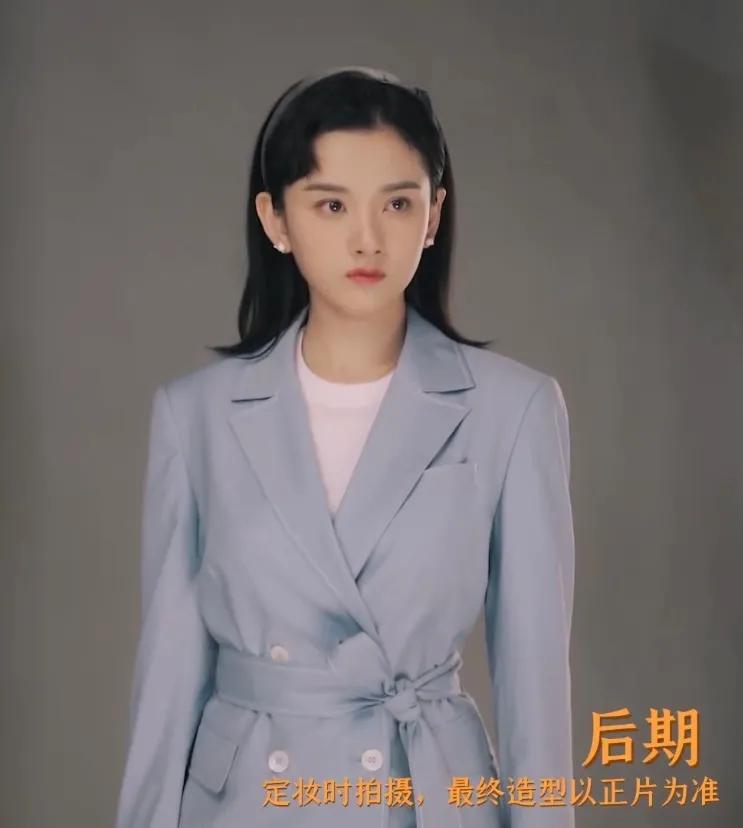 白女士|被称内娱95花颜霸的她，靠港风造型再次惊艳网友：太绝了！