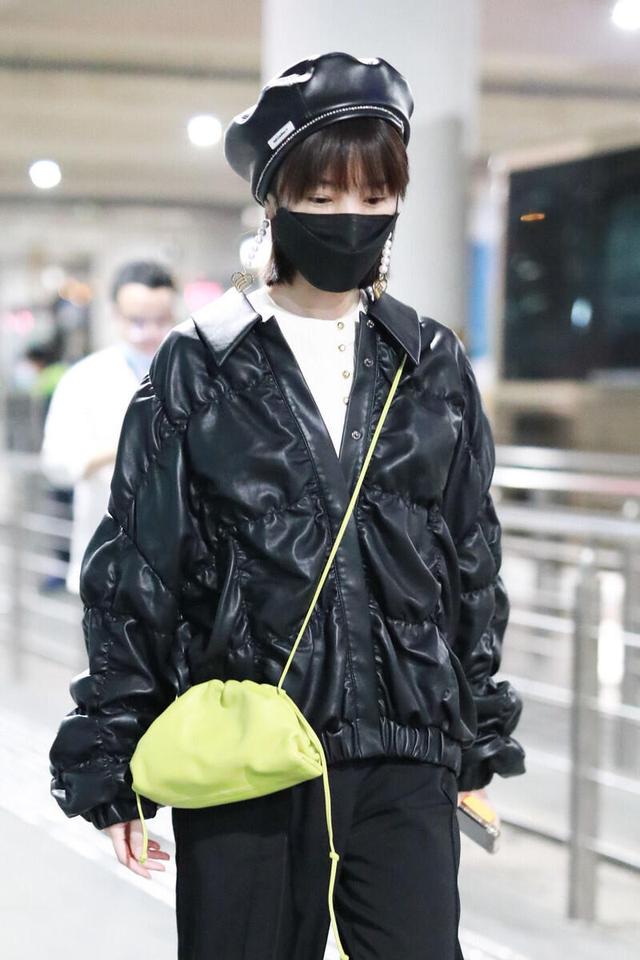 黑色|毛晓彤把黑色羽绒服穿“火”了，内搭白T恤随性舒适，真时髦