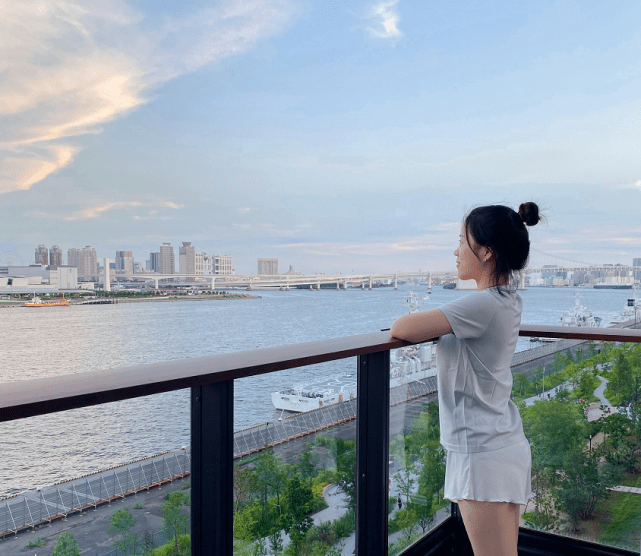 金杨|双金杨倩回国后太潇洒！扎丸子头甜美减龄，奶瓶特效下可爱到膨胀！