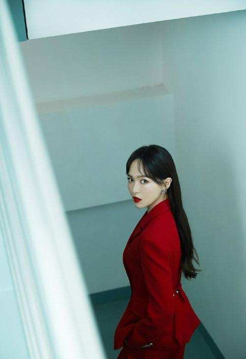 裂纹|唐嫣的“裂纹裤”火了，显瘦显高还时髦，配基础款也能又美又飒