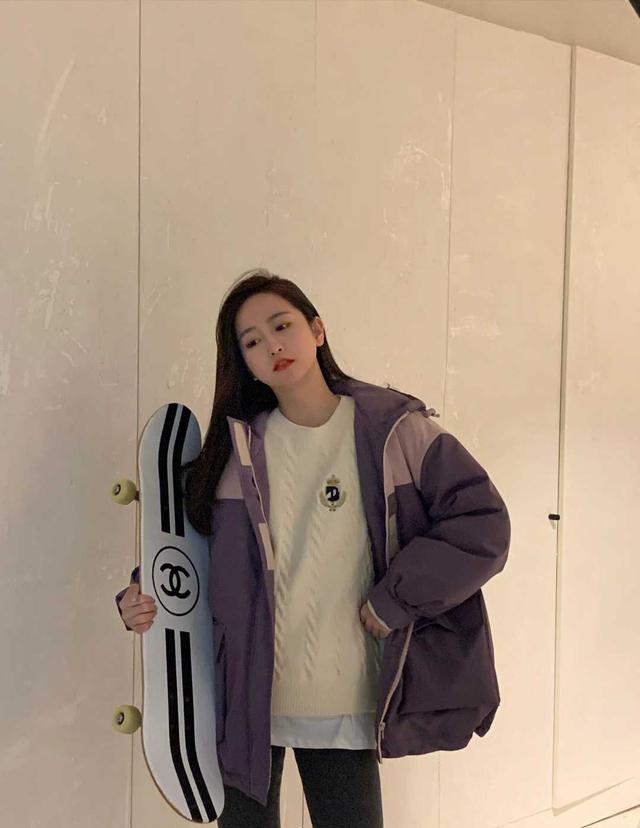 黑色|毛晓彤把黑色羽绒服穿“火”了，内搭白T恤随性舒适，真时髦