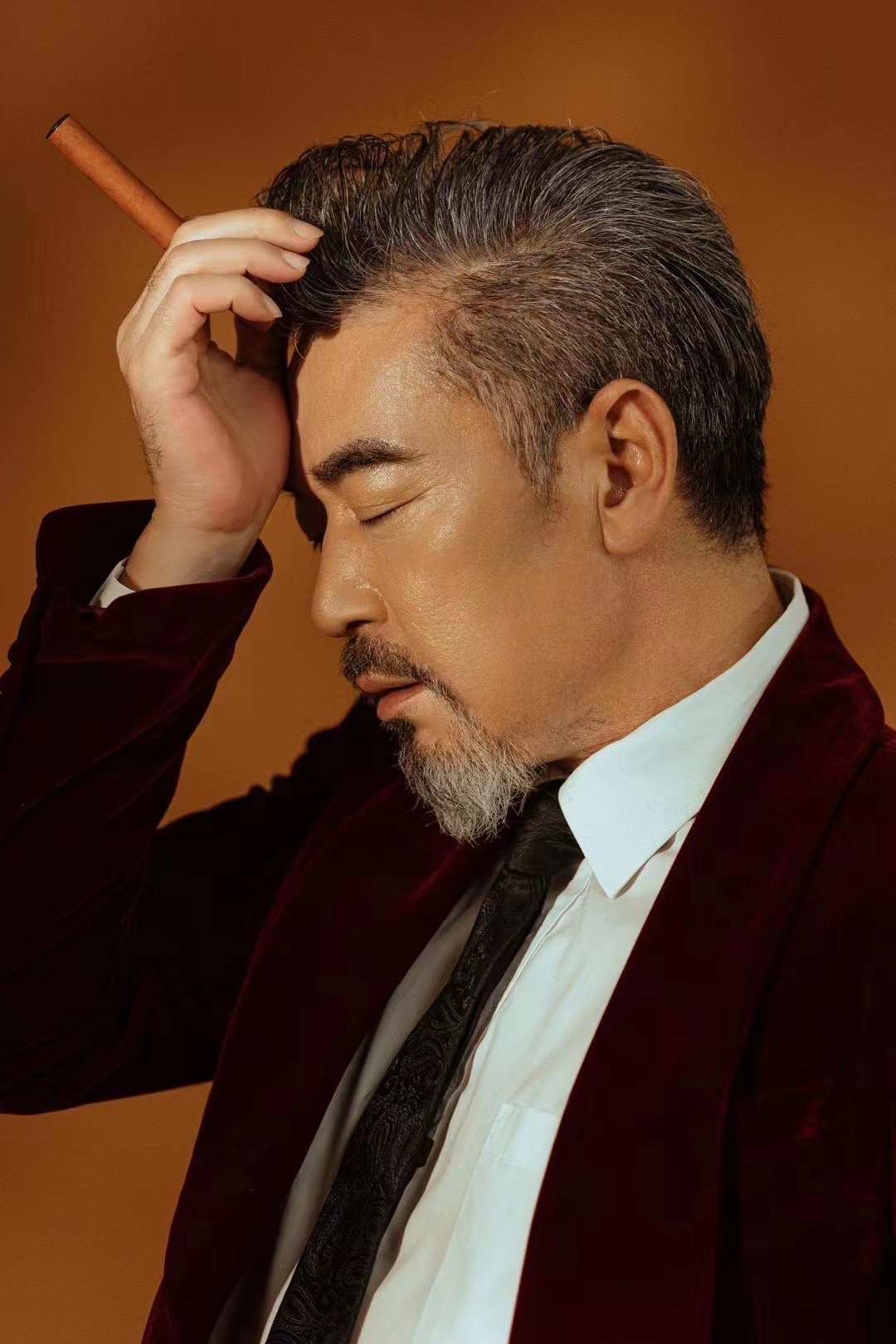 原创演员何涌生曝光秋日写真,型男大叔尽显复古时尚魅力