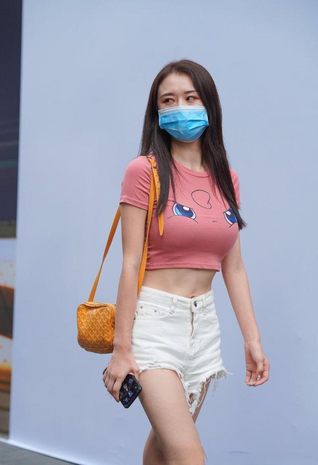 蓝色|黑色体恤搭配蓝色瑜伽裤，时尚潮流动感十足，美女秀身材穿搭！
